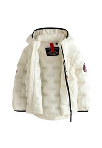 Vit vadderad pufferjacka med huva, med en frontdragkedja, svarta detaljer, logopatchar och ett slätt, glänsande material.