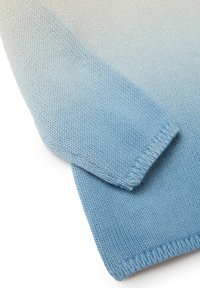 Lichtgradient-Strickpullover, der von Creme zu Hellblau übergeht, mit langen Ärmeln, gerippten Bündchen und einer weichen Textur.