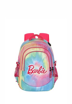 Mochila con un patrón de tie-dye en colores pastel, acentos en rosa y un prominente logo rojo de "Barbie". Incluye bolsillos laterales de malla.