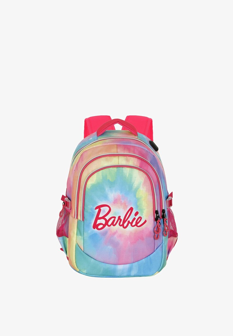 Mochila con un patrón de tie-dye en colores pastel, acentos en rosa y un prominente logo rojo de "Barbie". Incluye bolsillos laterales de malla.