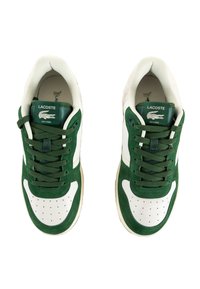 Sneaker verdi e bianchi realizzati in suede e pelle, dotati di punte perforate, design con lacci e logo Lacoste sulla linguetta.