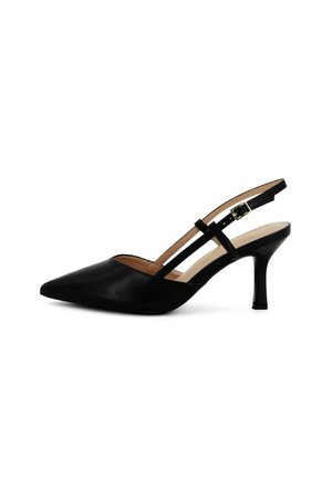 Décolleté nero con punta appuntita, cinturino sottile e fibbia dorata su sfondo bianco.