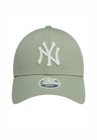 Gorra de béisbol verde claro con un logotipo de NY bordado en blanco, correa ajustable y visera curva. La tela parece suave y lisa.