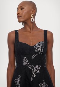 ML Monique Lhuillier THALIA SLEEVELESS LONG DRESS - Oblačila za posebne priložnosti - black/silver
