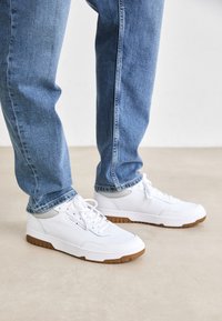 BASKET CORE LITE - Tenisky - white/grey whisper