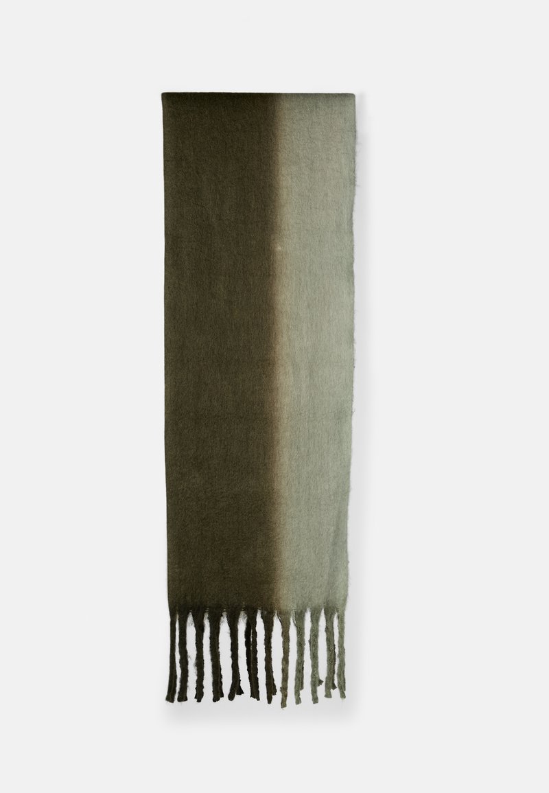 Sciarpa ombre nelle tonalità di verde e grigio, realizzata in materiale morbido, con bordi frangiati per una texture aggiuntiva.