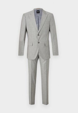 Costum gri deschis cu sacou cu un singur rând de nasturi, două butoane și revere decupate. Pantalonii au o croială slim și un design cu față plată.