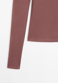 T-Shirt in staubrosafarbenem Ton, gerippte Textur, lange Ärmel, Rundhalsausschnitt, gesäumter Saum, leichtes Material.