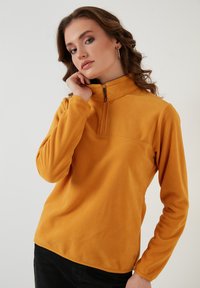 LELA HIGH COLLAR - Pulover iz flisa - mustard color