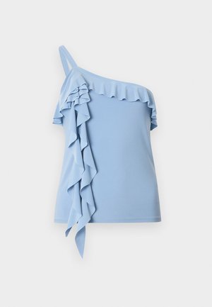 Ανοιχτό μπλε τοπ με έναν ώμο, με βολάν κατά μήκος του ντεκολτέ και κατεβατά βολάν στη μία πλευρά.