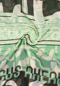 Sciarpa verde con motivo a forme astratte e testo, realizzata in tessuto leggero con una texture liscia e dettagli neri.