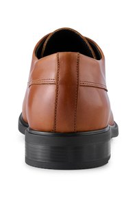 Chaussures de ville en cuir marron avec une finition lisse, à bout arrondi et semelle en caoutchouc noir. Le talon présente des accents de couture subtils.