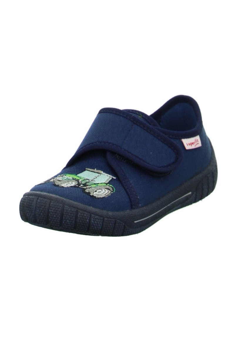 Pantofă din țesătură albastră cu brățară Velcro, talpă din cauciuc texturat și design brodat cu o tractoare verde pe lateral.