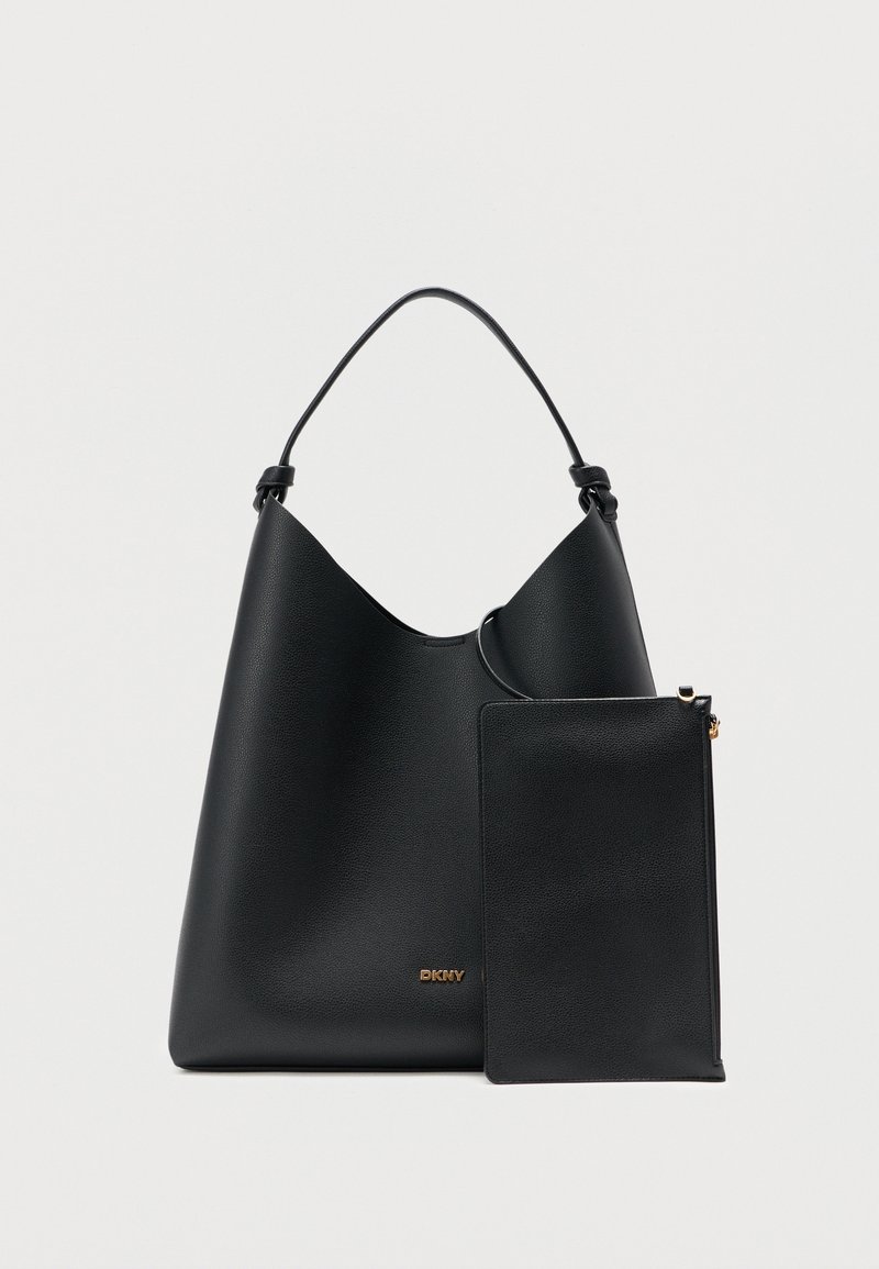 Čierna kožená kabelka na rameno s oblým tvarom, plochou rúčkou a zodpovedajúcim zipsovým puzdrom. Na prednej strane je zlatý logo akcent.