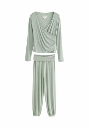 Set di loungewear verde chiaro composto da una maglietta a maniche lunghe drappeggiata e pantaloni con vita elastica e polsini arricciati, esposto su uno sfondo bianco.