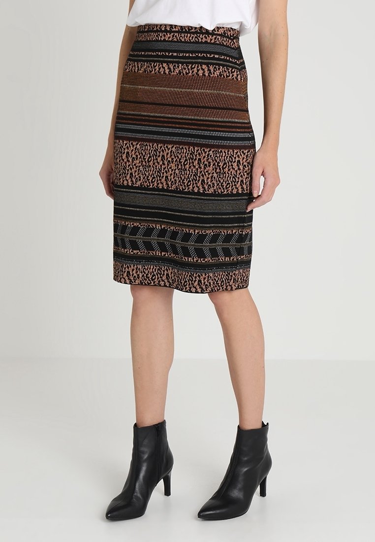 Polvipituinen lyhytsiilikihara hame, jossa on monivärinen kuviointi, joka yhdistää raitoja ja eläinkuosia ruskean, mustan ja vaaleanbeigen sävyissä.