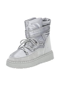 Botas de tobillo plateadas con un puño acolchado, frente con cordones, materiales suaves y de ante, y una suela gruesa gris.