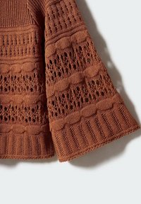 Haut en tricot marron riche avec motifs texturés, présentant des mailles ouvertes, de larges manches cloche et un ourlet côtelé. Confectionné en fil doux.