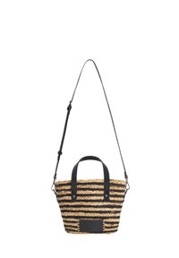 Vävd halmhandväska med svart randmönster, utrustad med två korta handtag och ett avtagbart axelband. Svart läderdetalj vid basen.