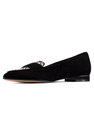 Sort ruskind flad loafer med lav hæl og leopardprint-detalje på forfoden, vist i sideprofil.