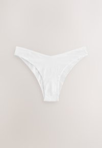 Białe bawełniane damskie majtki w stylu bikini z niskim stanem i minimalnym bokiem, ułożone płasko na neutralnym tle.