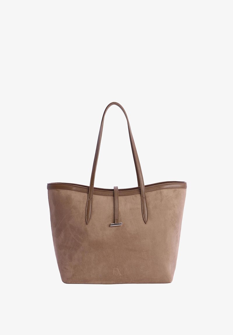Bolso tote de ante marrón con dobles asas y una pequeña solapa frontal con detalle metálico, con fondo blanco.