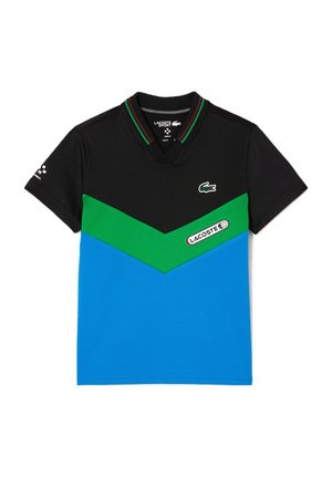 Polo noir avec un design en chevrons vert et bleu. Il comporte un col à côtes avec des détails rouges et verts. Logo Lacoste sur le devant.