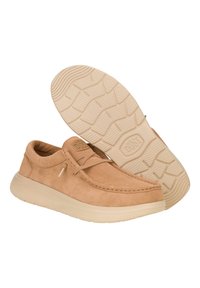 Scarpe in suede color beige chiaro con punta arrotondata e cuciture decorative. Presentano una suola in gomma crema flessibile con un motivo di battistrada testurizzato.