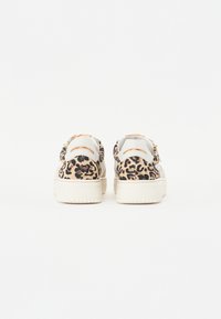 Sneakers met een bovenwerk van luipaardprint, grijze accenten en een witte rubberen zool. Voorzien van een gepolsterde kraag en contrasterende stikseldetails.
