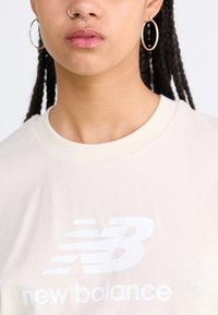 New Balance SPORT ESSENTIALS LOGO - T-shirt print - beige
