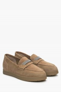 Sandfarbene Wildleder-Loafers mit einer gestickten Gestaltung, einem dekorativen metallischen Band und einer gepolsterten Sohle, mit abgerundetem Zehenbereich und niedrigem Profil.