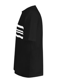 Schwarzes T-Shirt mit kurzen Ärmeln, das ein weißes Streifenmuster über der Brust aufweist. Hergestellt aus Baumwolle, hat es einen lässigen Schnitt und eine glatte Textur.