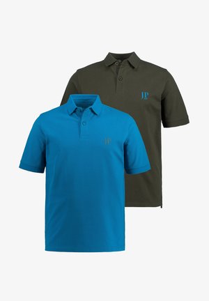 Dvě polo trička: jedno v jasně modré barvě s oranžovým logem a druhé v tmavě zelené barvě s modrým logem. Obě mají krátké rukávy a límečky.
