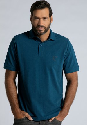 Teal polo-paita pehmeästä kankaasta, jossa on kaulus, nappilista ja huomaamaton 'JP'-logo vasemmassa rinnassa.