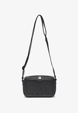 Bolsa de ombro em couro preto com fecho de zip, logótipo em relevo na parte da frente e alça ajustável. Textura suave com formato retangular.