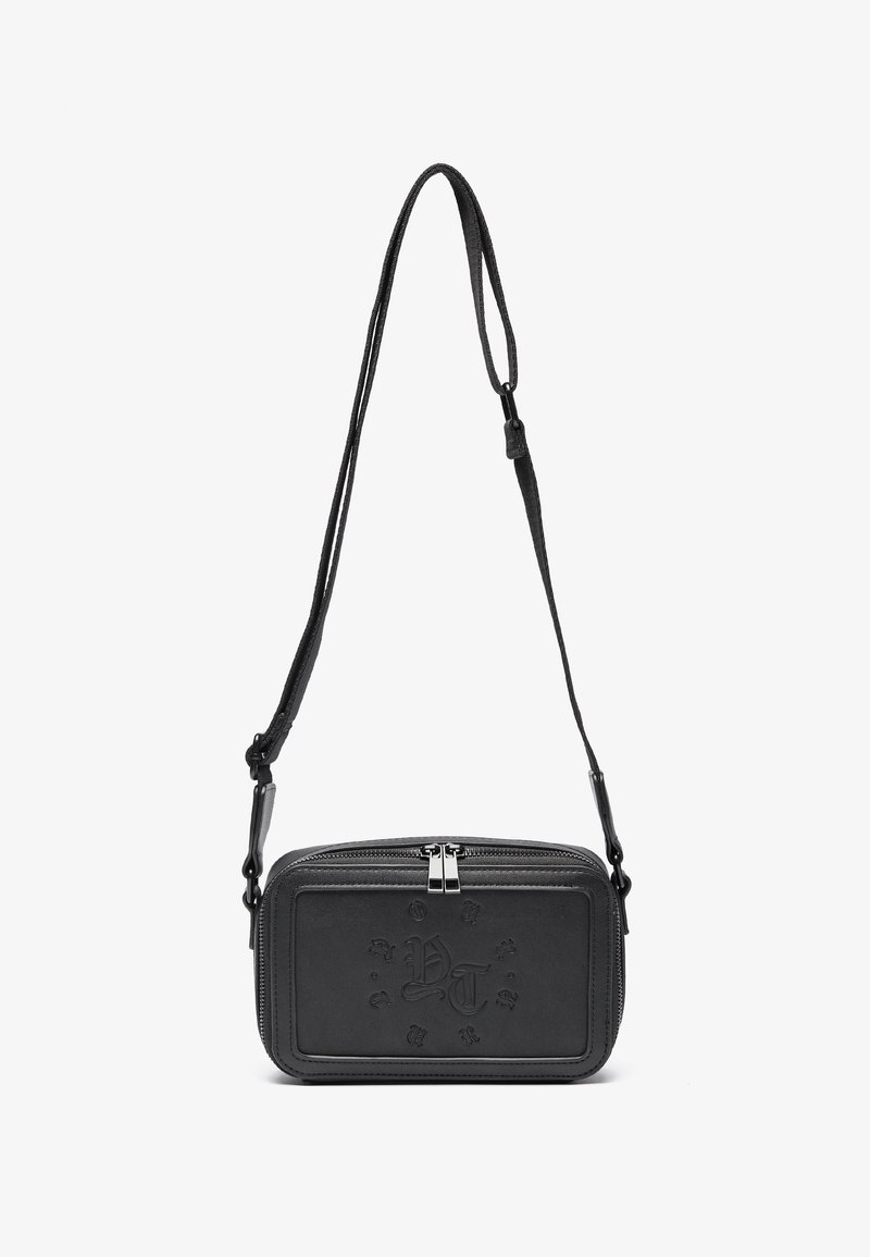 Borsa a tracolla nera in pelle con chiusura zip, logo impresso sul davanti e tracolla regolabile. Texture liscia con forma rettangolare.