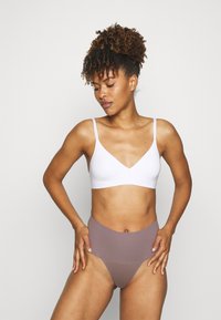 Spanx SPANXSUPERSMOOTH™ UNDIE-TECTABLE® THONG - Tanga - vintage amethyst