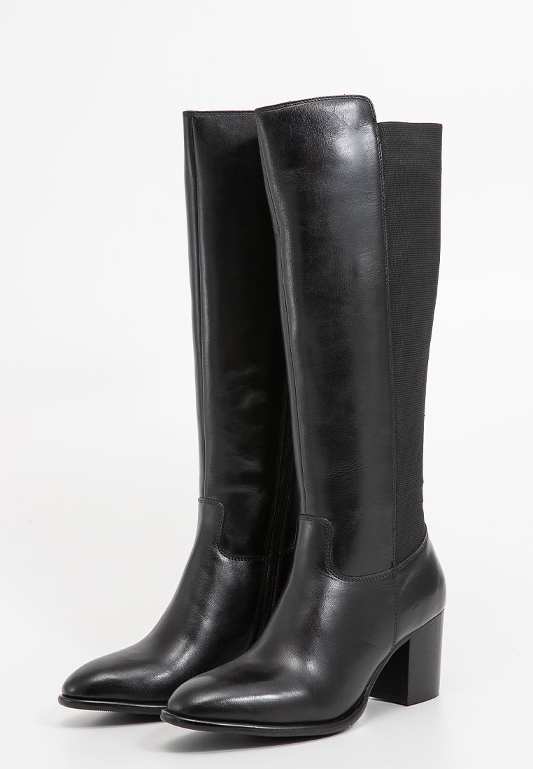 Schwarze knielange Stiefel aus glattem Leder mit einem strukturierten Stoffpanel auf der Rückseite, spitzer Zehenpartie und Blockabsatz.