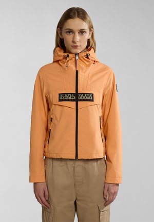 Een oranje zip-up jas met een capuchon, voorzien van een logo patch aan de voorkant en zijzakken. Lichtgewicht, met een soepele textuur en een aansluitende pasvorm.