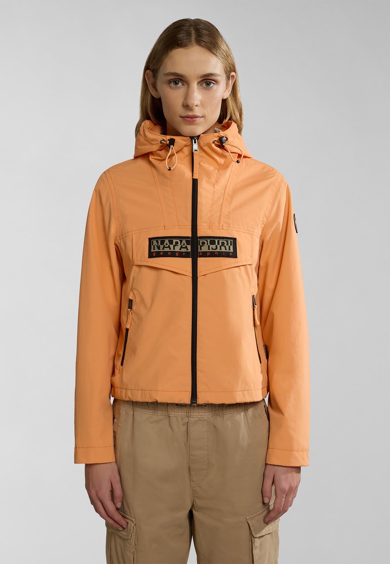 Een oranje zip-up jas met een capuchon, voorzien van een logo patch aan de voorkant en zijzakken. Lichtgewicht, met een soepele textuur en een aansluitende pasvorm.