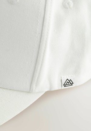 Witte pet gemaakt van gestructureerde stof met een vlakke klep en een gestikte logolabel met een bergontwerp aan de achterkant.