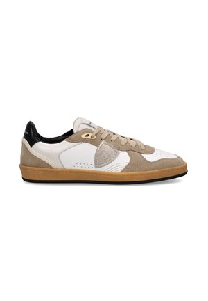 Baskets basses en cuir blanc, accents en daim beige, semelle en caoutchouc marron, col de talon noir et lacets beiges, vues de profil.