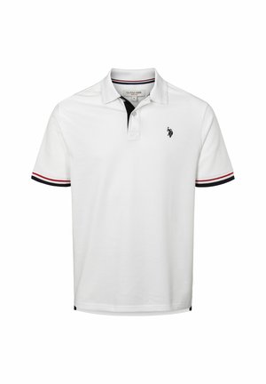 Balta polo marškiniai su juodu apykakle, raudonomis ir tamsiai mėlynomis juostelėmis ant rankovių bei mažas juodas logotipas krūtinėje. Klasikinis kirpimas.