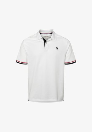Valge polo särk musta kraega, punaste ja tumesiniste triibuliste aktsentidega varrukatel ning rindkerel väike must logo. Klassikaline lõige.