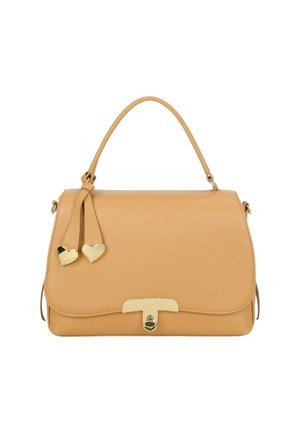 Borsa a mano in pelle marrone chiaro con manico superiore, pattina frontale, chiusura dorata e due piccoli charms dorati a forma di cuore sulle cinghie.