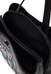 Musta nahkalaukku, jossa on vetoketjukiinnitys. Sisätila on sileä ja siinä on useita lokeroita järjestämistä varten.