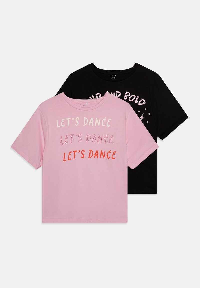 Du t-Shirts: vienas rožinis su užrašu "LETS DANCE" įvairiais šriftais, ir vienas juodas su užrašu "BOLD AND BOLD", abu trumpomis rankovėmis ir pagaminti iš medvilnės mišinio.