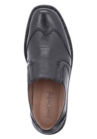 Černá kožená polobotka na kloubovém podešvi s kulatou špičkou, ozdobným prošíváním na vrchu a měkkou stélkou. Hladký povrch a minimální zdobení.