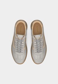 Ζευγάρι γκρι δερμάτινα αθλητικά παπούτσια σουέντ με μπεζ λεπτομέρειες και καουτσούκ σόλες, άνω όψη, με κορδόνια, με το λογότυπο "GANT" στις εσωτερικές σόλες και στη γλώσσα.