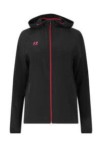 Svart huva jacka med röd dragkedja och rosa "FZ"-logotyp på bröstet, långa ärmar med subtila perforerade diamantmönster.